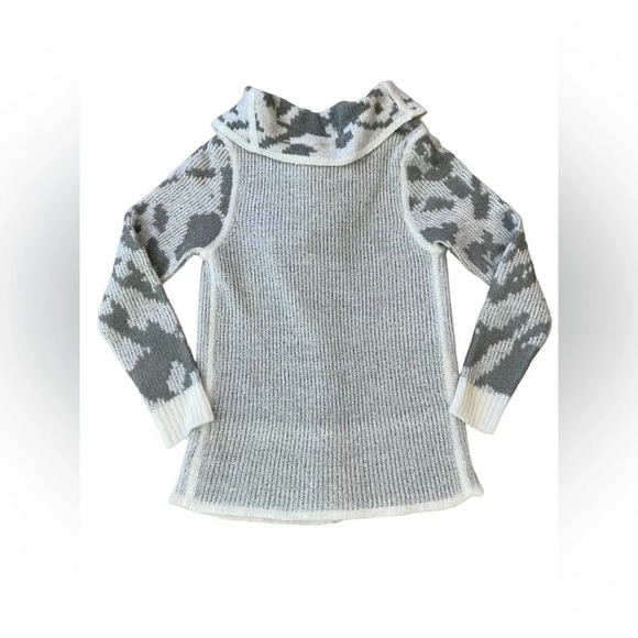 Prana
Reversible cardigan
Gray / white
Size small
Pit to pit 18” - Picture 2 of 7